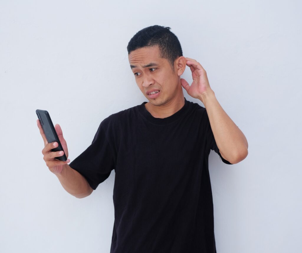 picture showing outsourced mover looking confused at the job scope